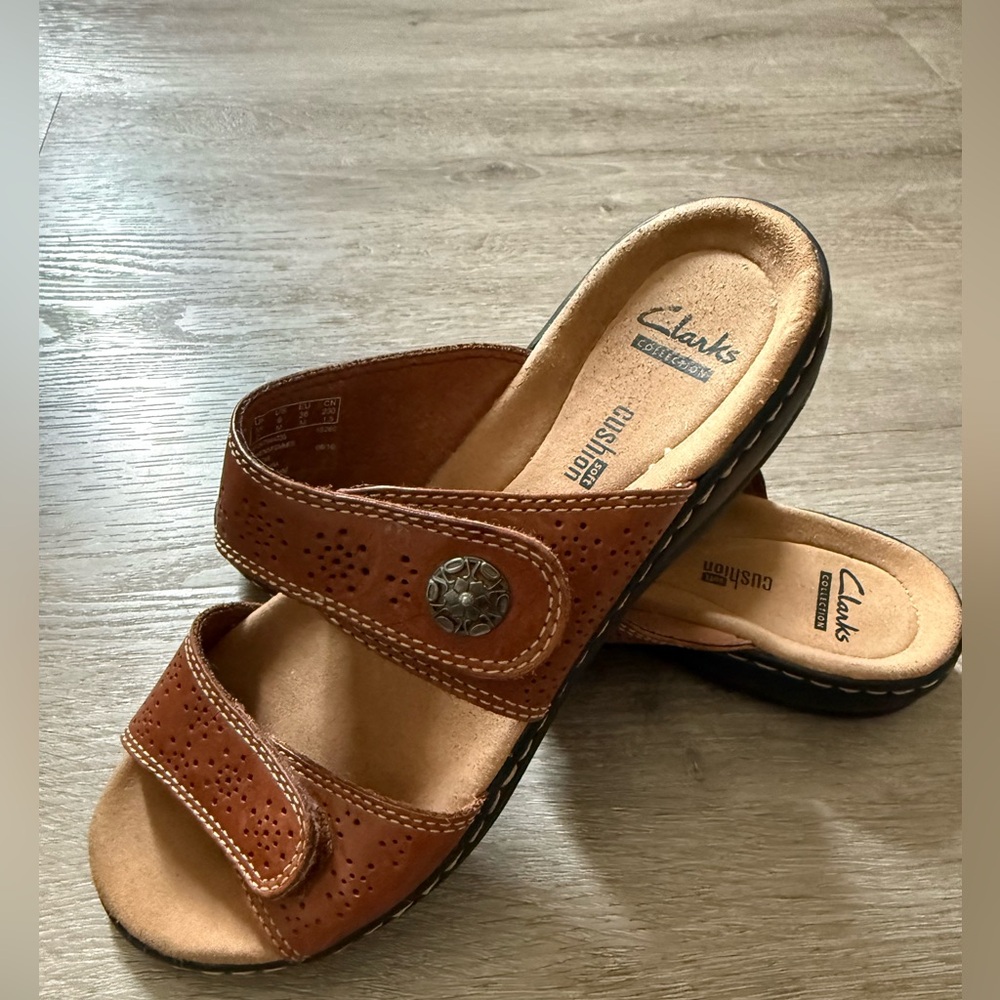 Clarks Women's Brown Slippers size 6